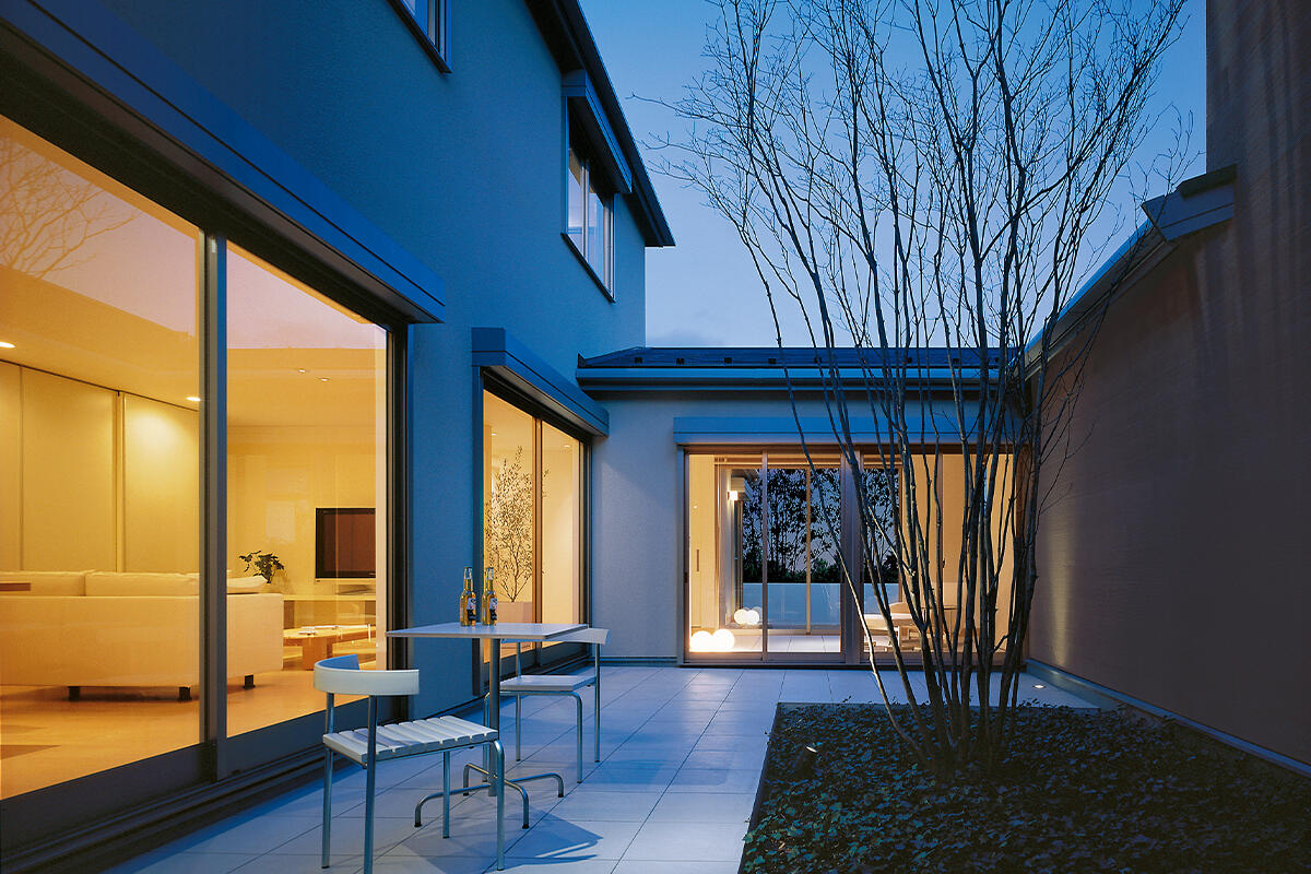 中庭を抱くように「回廊」に憩う家