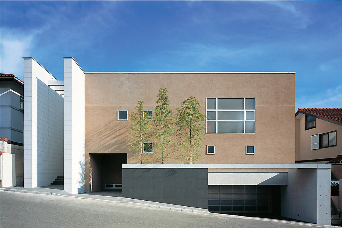 高い壁で囲み、中心にパティオを設けた家