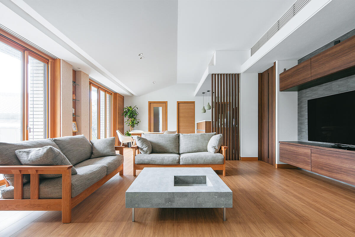 豊かな自然を感じ、愛車を眺めて憩う、別荘さながらのくつろぎ感に満ちた邸宅