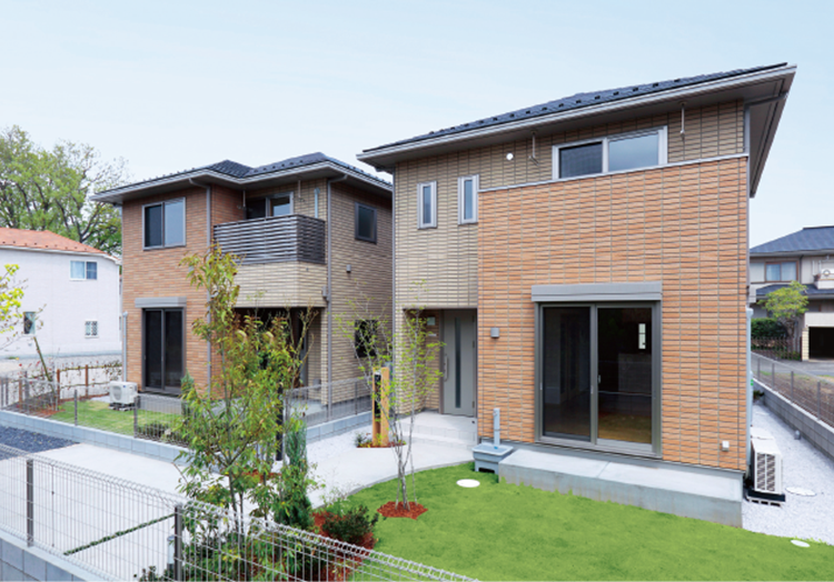 さいたま市・戸建貸家3棟/それぞれプランが異なる戸建貸家は、外観がタイル貼りで、植栽が施された芝生の専用庭も用意。対面型システムIHキッチンや、将来を見据えて電気自動車用コネクターを設置するなどの工夫も。