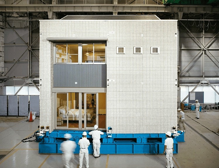 ミサワホームによる実大振動実験の様子