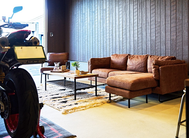 バイク1台の場合は、ソファセットを配することでアウトドア感覚のリビングに早変わり！