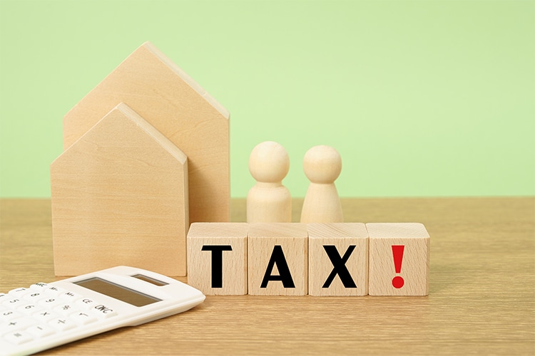 住宅TAXイメージ　住宅模型と積み木とペグ人形と電卓
