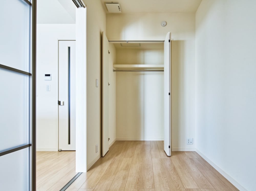 3戸の賃貸住宅はすべて1LDK。寝室用の部屋にはクローゼットを完備。