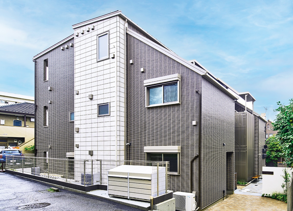 バイカラーのサイディングを用いて高級感を演出した外観。北側斜線制限と住空間の取り合いを緻密に計算。