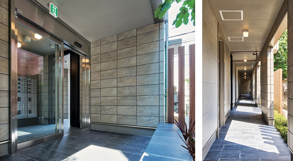 半屋外の心地よさが満ちる1階共用廊下。壁・床をタイルで仕上げ、屋外側を縦格子に。