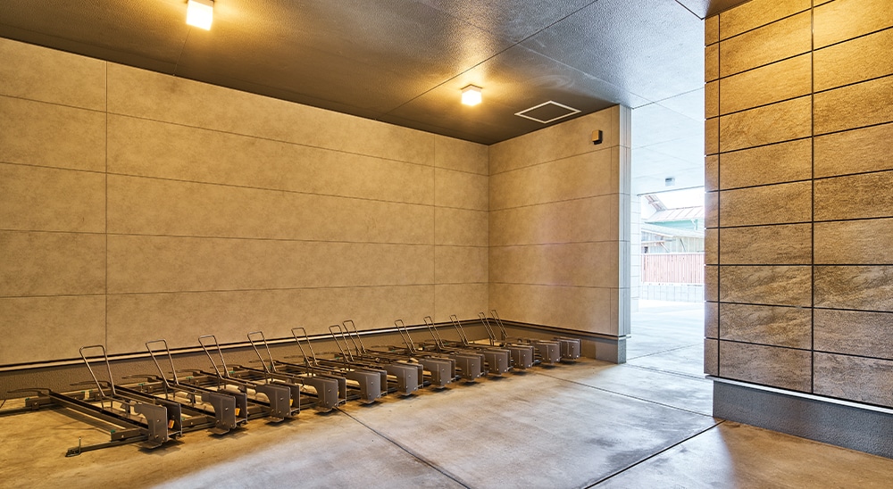 建物内に設けた雨の日も快適な駐輪場。