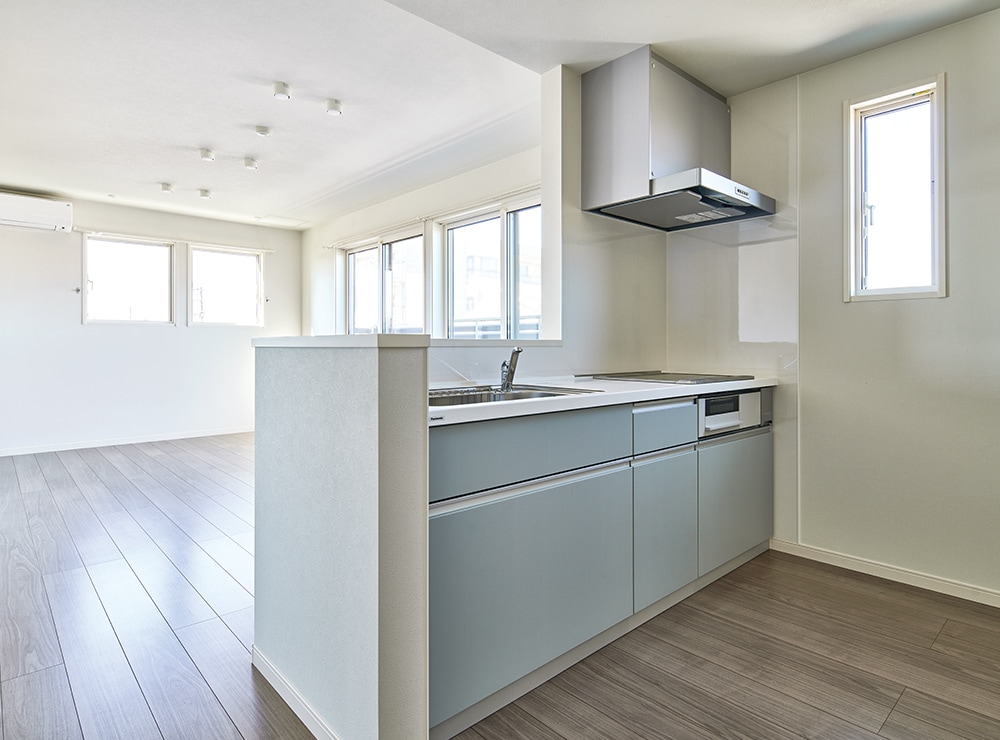 リビングを見渡せる対面型キッチン。安全面を考慮してIHクッキングヒーターを採用。