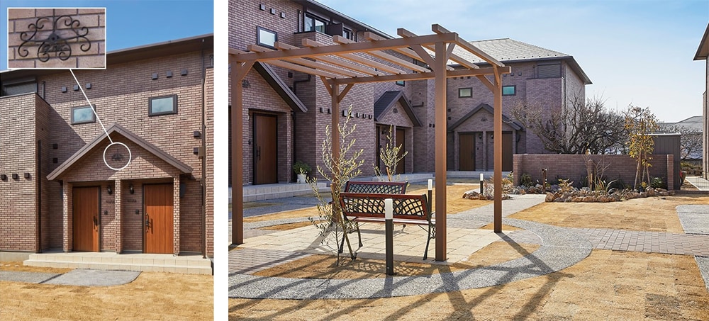 左：玄関上部には、こだわりの特注した飛行機モチーフのアイアン飾りがポイントに<br>
				  右：芝生と石畳が印象的なベンチのある中庭。住人同士の会話が弾むのが目に浮かびます