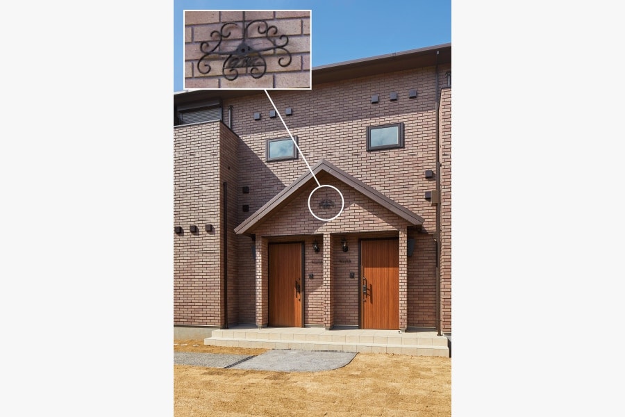 玄関上部には、こだわりの特注した飛行機モチーフのアイアン飾りがポイントに