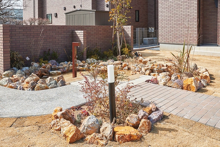 汲み上げた地下水を利用した水場を設置。夏場は子どもたちの遊び場にも