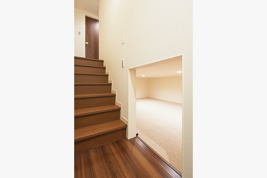 2階へ上がるまでの踊り場に大収納空間「蔵」を設置。大容量の収納スペースとして入居者に好評