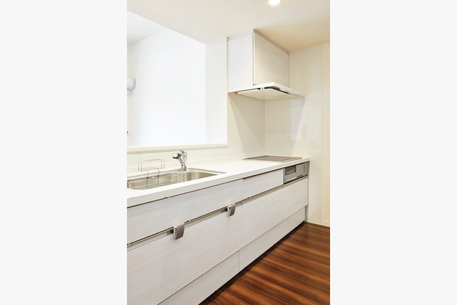 横幅のある対面型キッチン。3口IHでファミリー仕様に