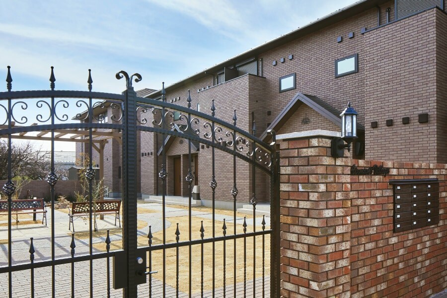 外壁タイルの色調や風合い、門扉や外構も含めて世界観が統一された欧風な景観に