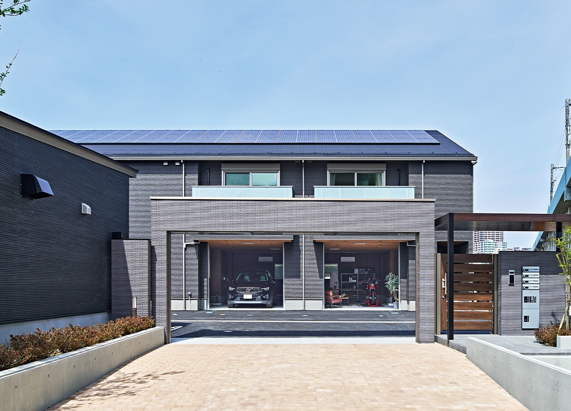 ゆったりと確保された車用のスロープの先に、電動シャッター付きのエントランスゲートを設置。