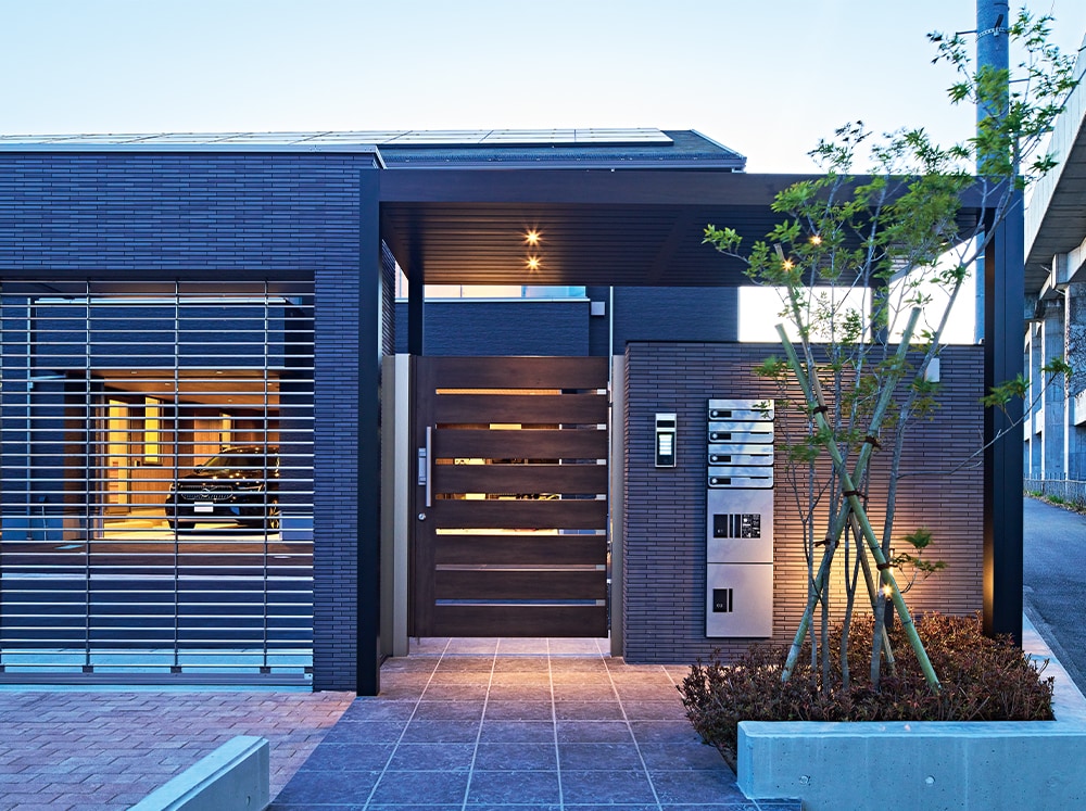 歩行者用のエントランス。オートロックドアで防犯性を高めた。集合ポストや宅配ボックスもこちらに設置。