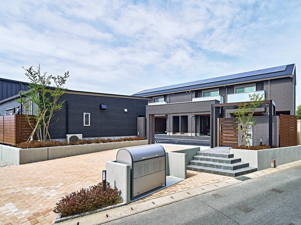 日当たりのいい730㎡超の広い敷地。南向きにガレージ付き賃貸住宅を、向かい側に3台分の賃貸ガレージ（離れ）を設けた。