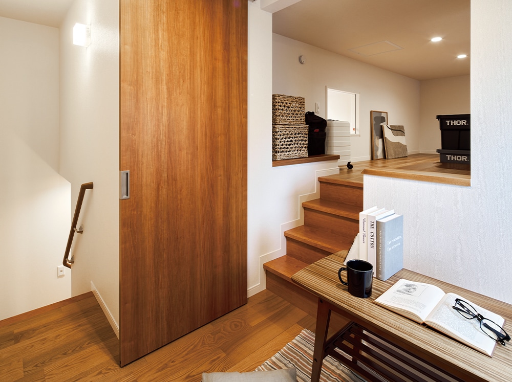 書斎などとして使えるコンパクトな2.5階の個室。ステップの先にはロフト空間が広がる。