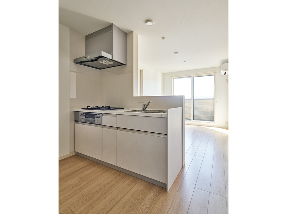 シンプルで飽きのこないシステムキッチンは、調理がはかどる3口のガスコンロを装備。
