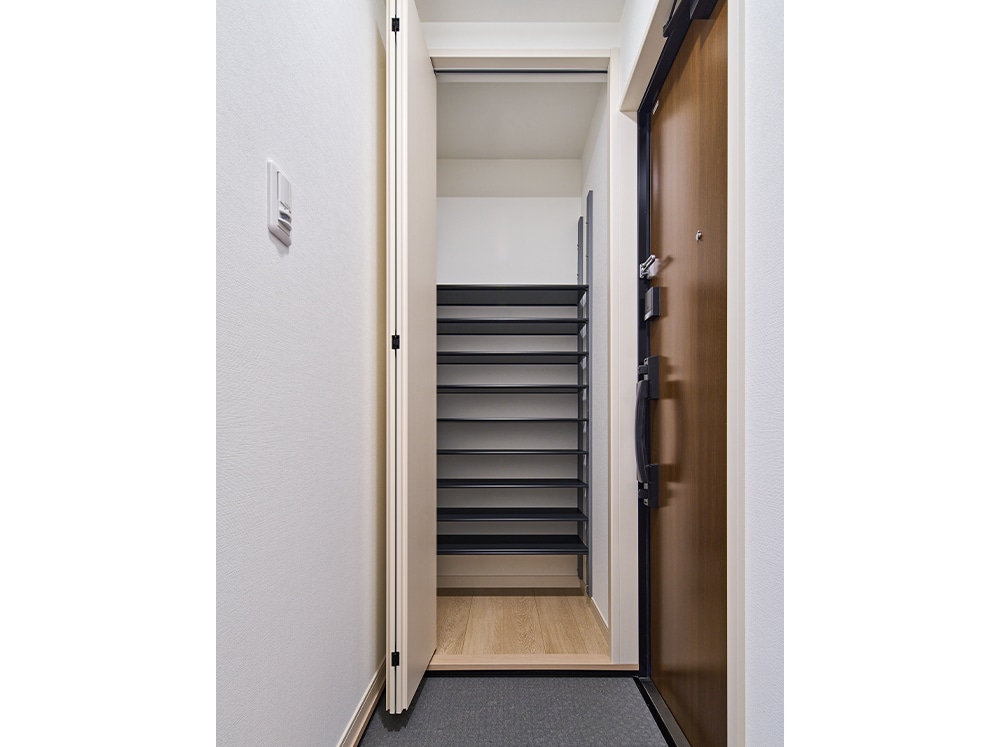 ベビーカーや遊具なども収納可能なウォークインタイプのシューズクローク。