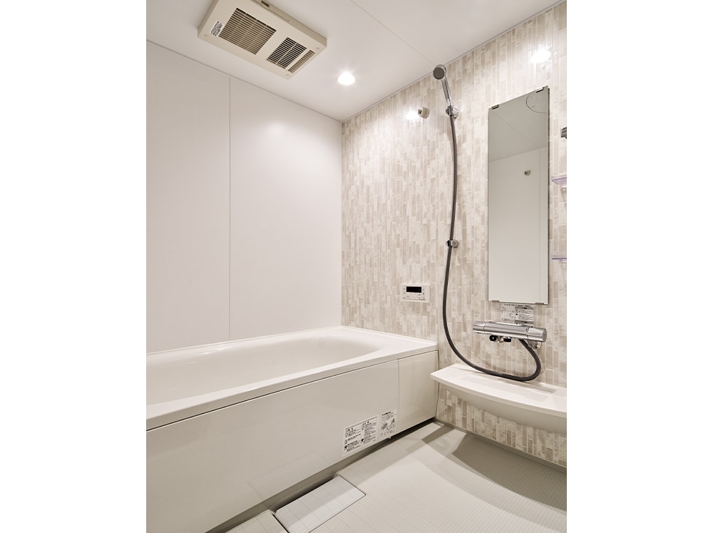 浴室は一面のみアクセントパネルを採用し上質でリラックスできる空間に。