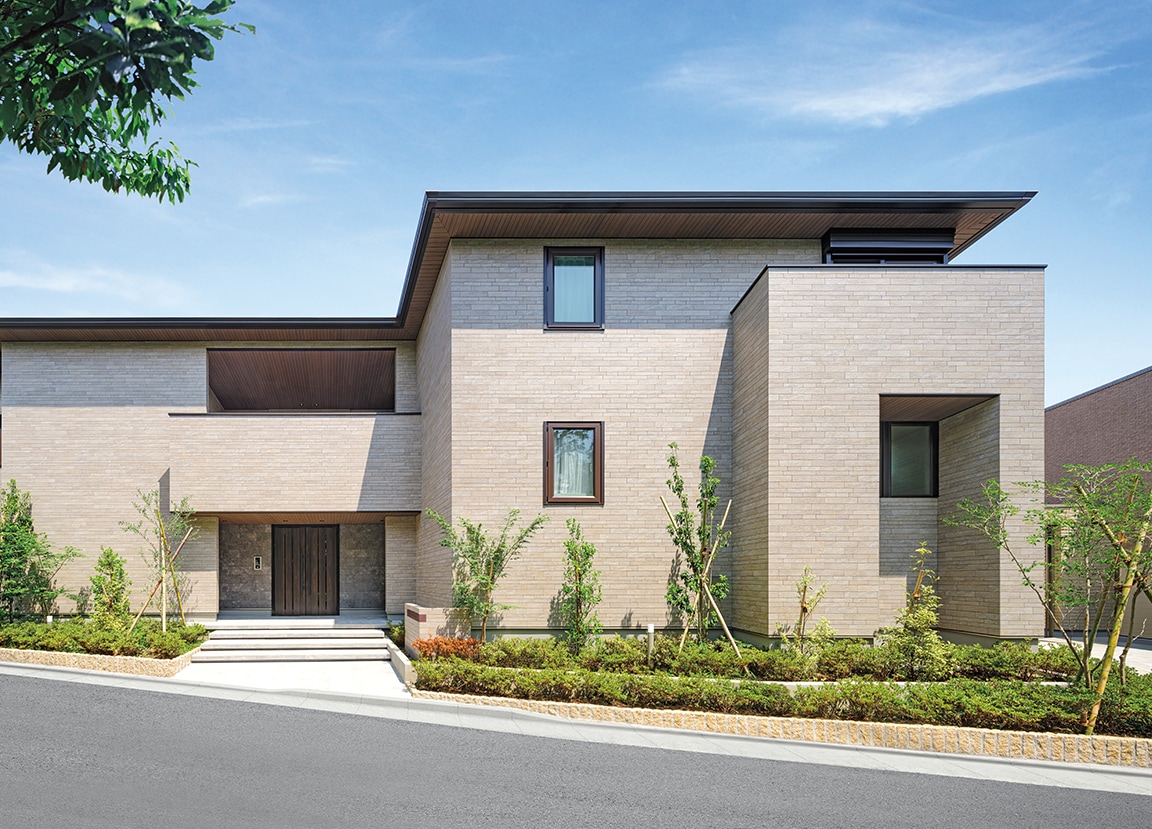 邸宅感あふれるファサード。入居者のプライバシーを考慮して、道路側は窓を最小限に。