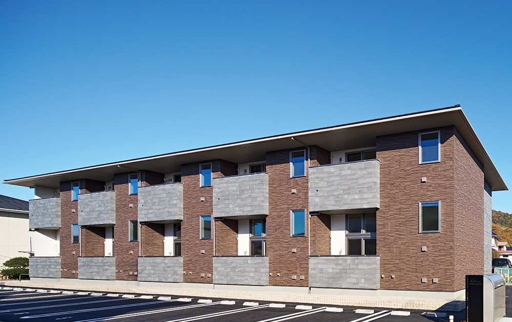 十分な軒の出を設けた屋根がモダンな建物に落ち着きを与える。