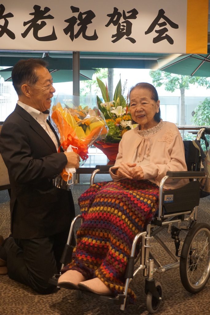 http://千葉・流山市女性最高齢１０７歳<brマザアス南柏の金森梅子さま<br井崎市長が表敬訪問
