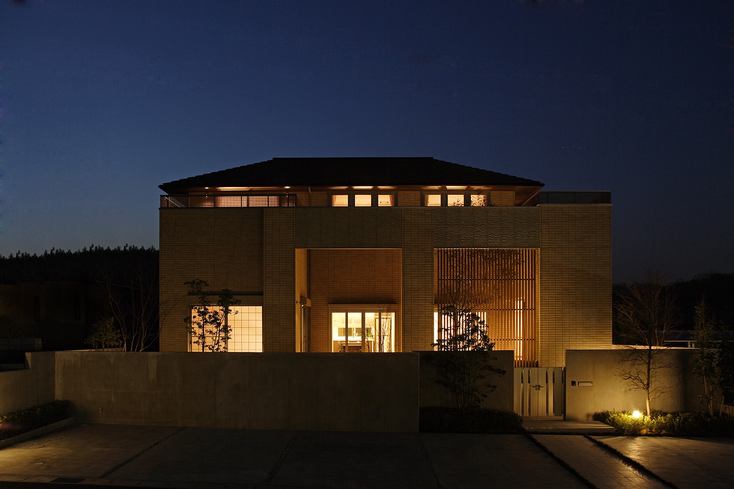 SURROUND　HOUSE