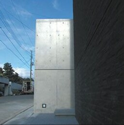 岩のスカルプチャ（彫刻）のような家：外観