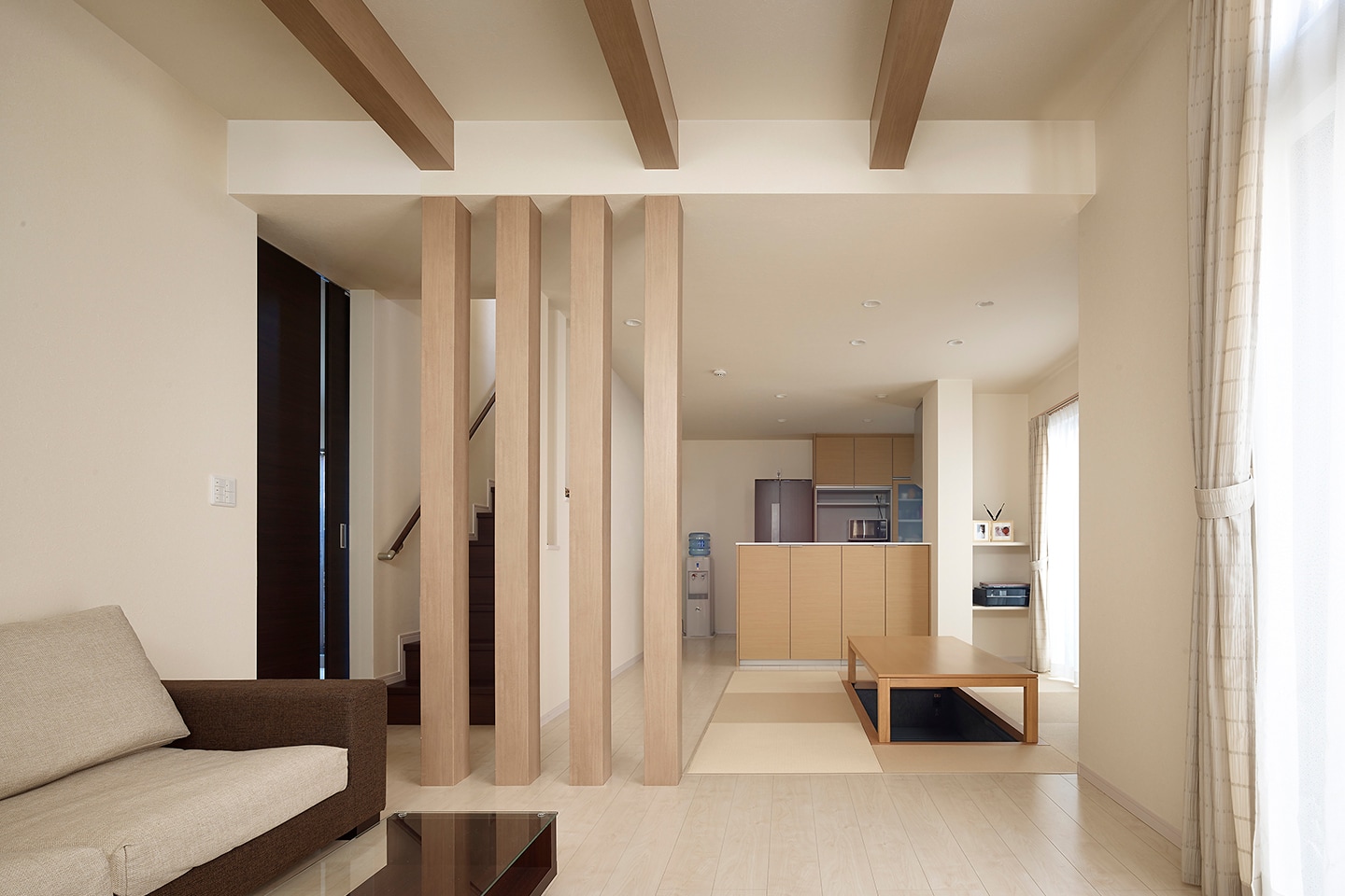 格子のデザインをいかした個性的な和モダン住宅：内装・インテリア