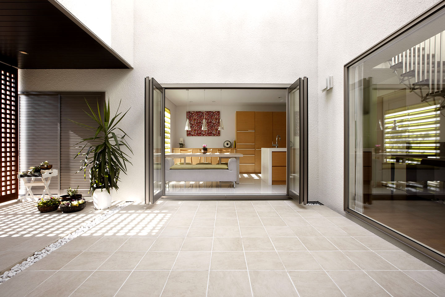 建築実例 中庭のある白い家 デザイナーズ住宅 建築家と建てるなら ミサワデザイナーズギャラリー 住宅のミサワホーム