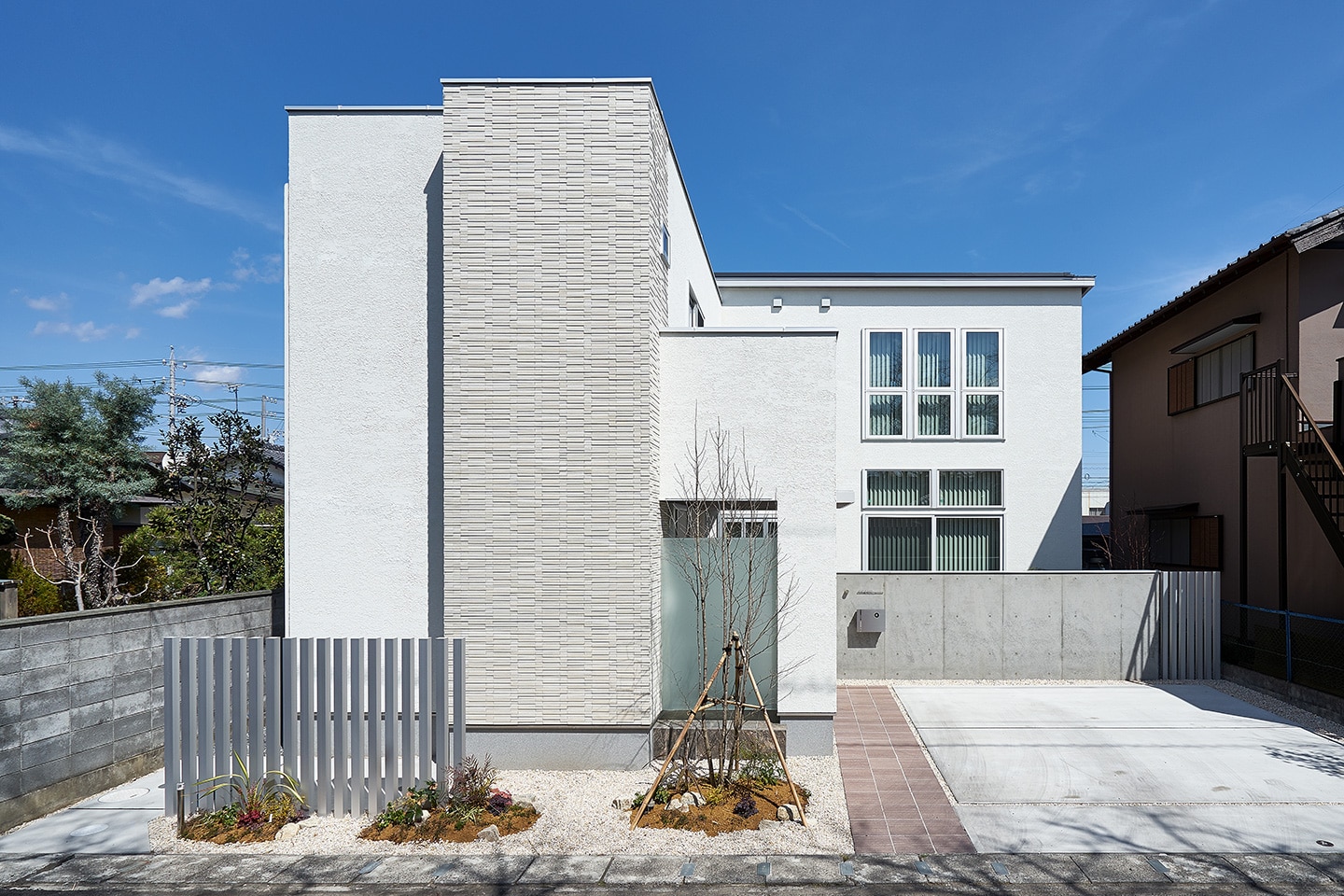 Achromatic　Colored　House