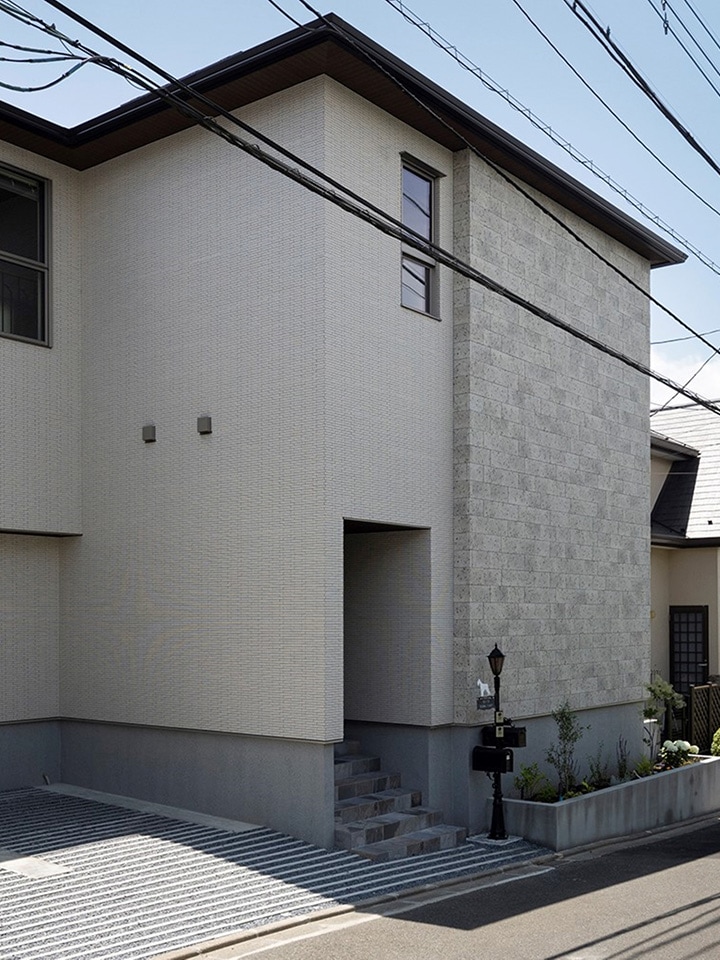自然光と柔らかな灯りの中で暮らす住まい