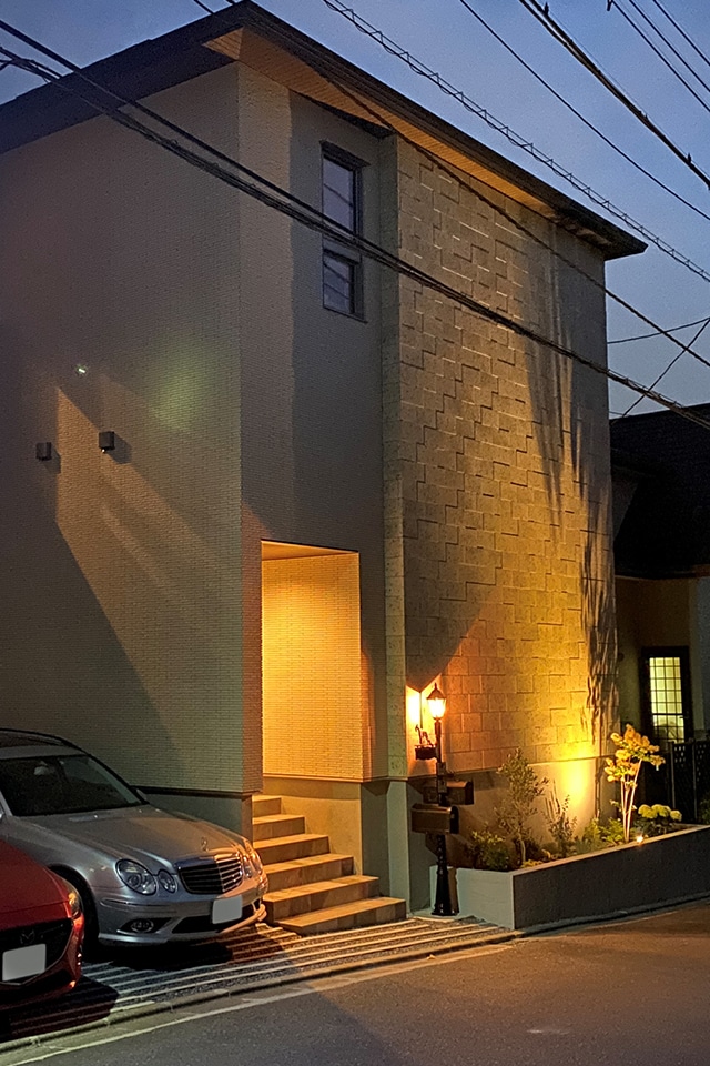 自然光と柔らかな灯りの中で暮らす住まい
