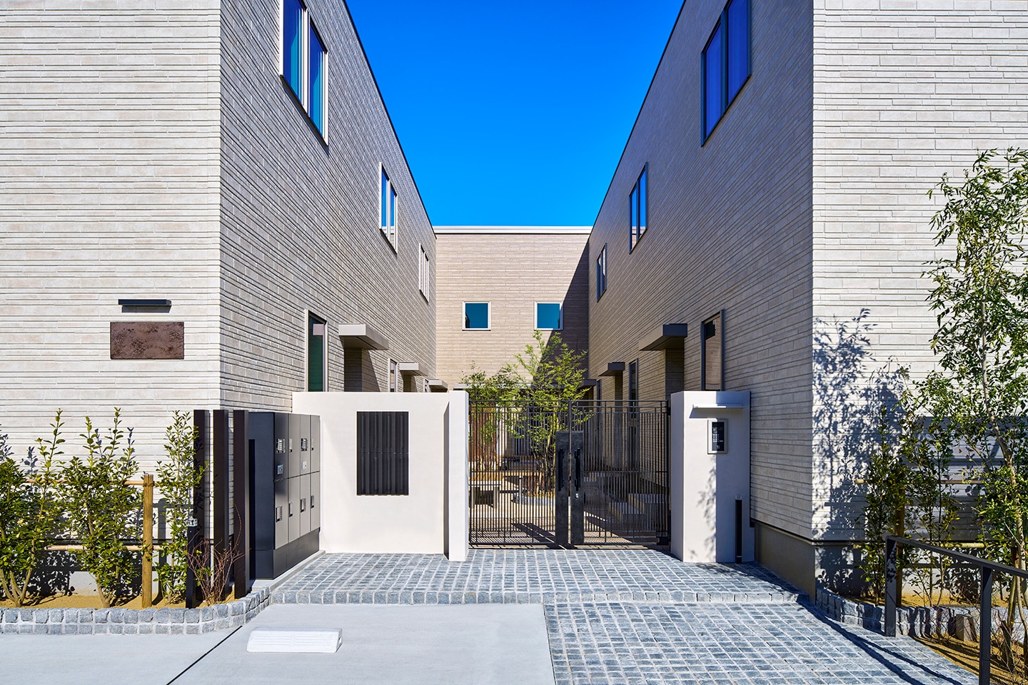Patios Court Sugano