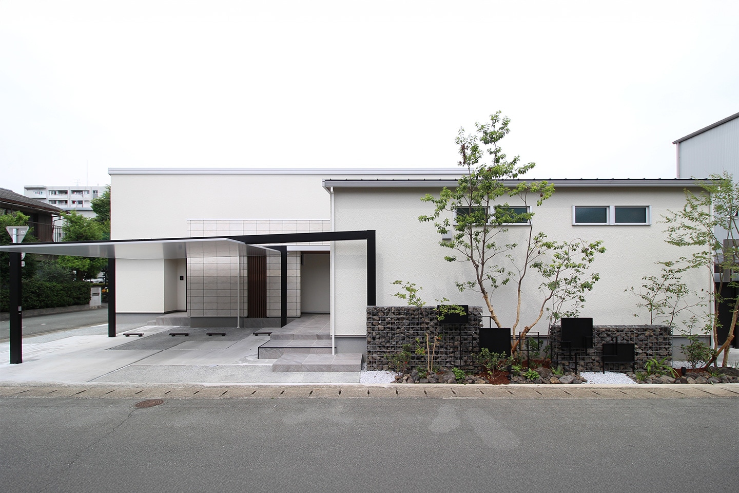 街の中の白い邸宅：外観