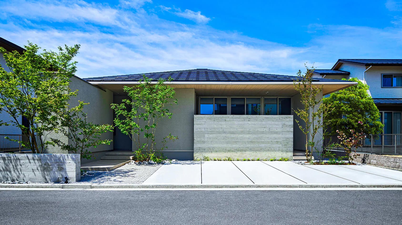 外部からの視界を気にせず、他に類を見ない空間と景色を楽しめる平屋の様子