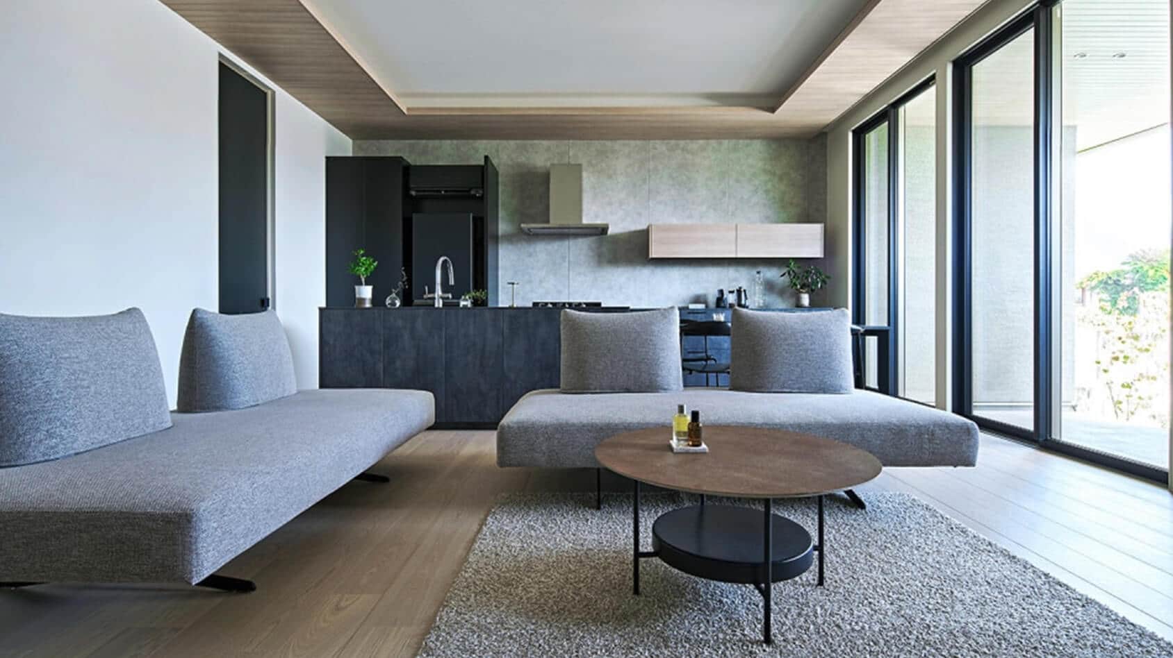 外部からの視界を気にせず、他に類を見ない空間と景色を楽しめる平屋の様子