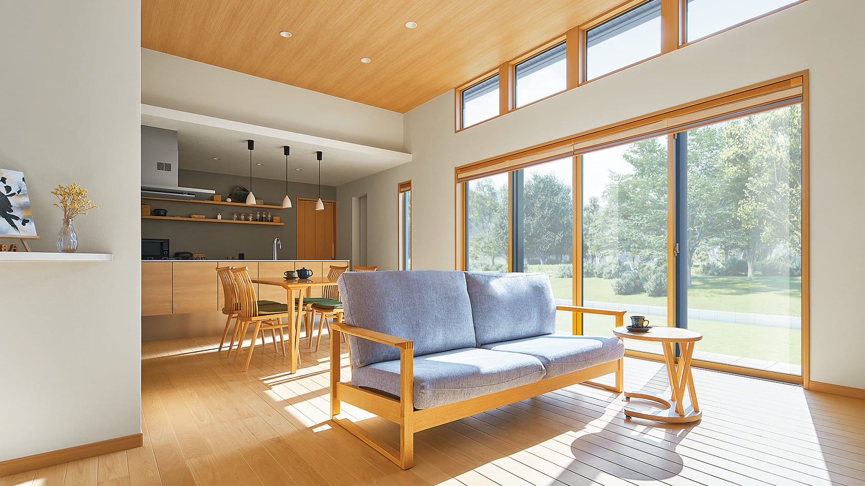 ヒノキの床と木目天井が美しい光が明るく差し込む和モダンな平屋の様子