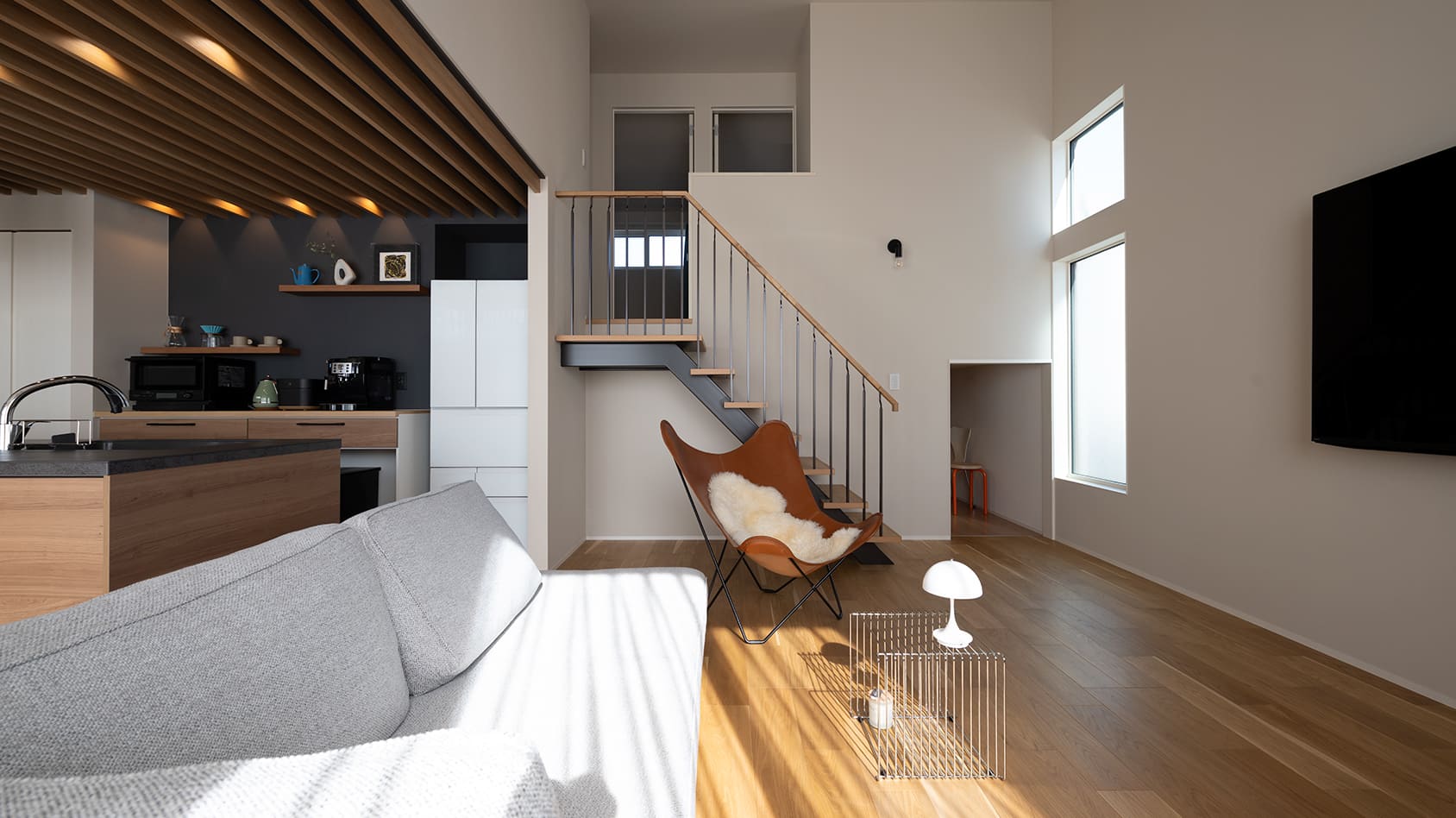 スキップフロアで開放的なLDKと穏やかな時間が流れる1.5階建の「蔵のある平屋」の様子