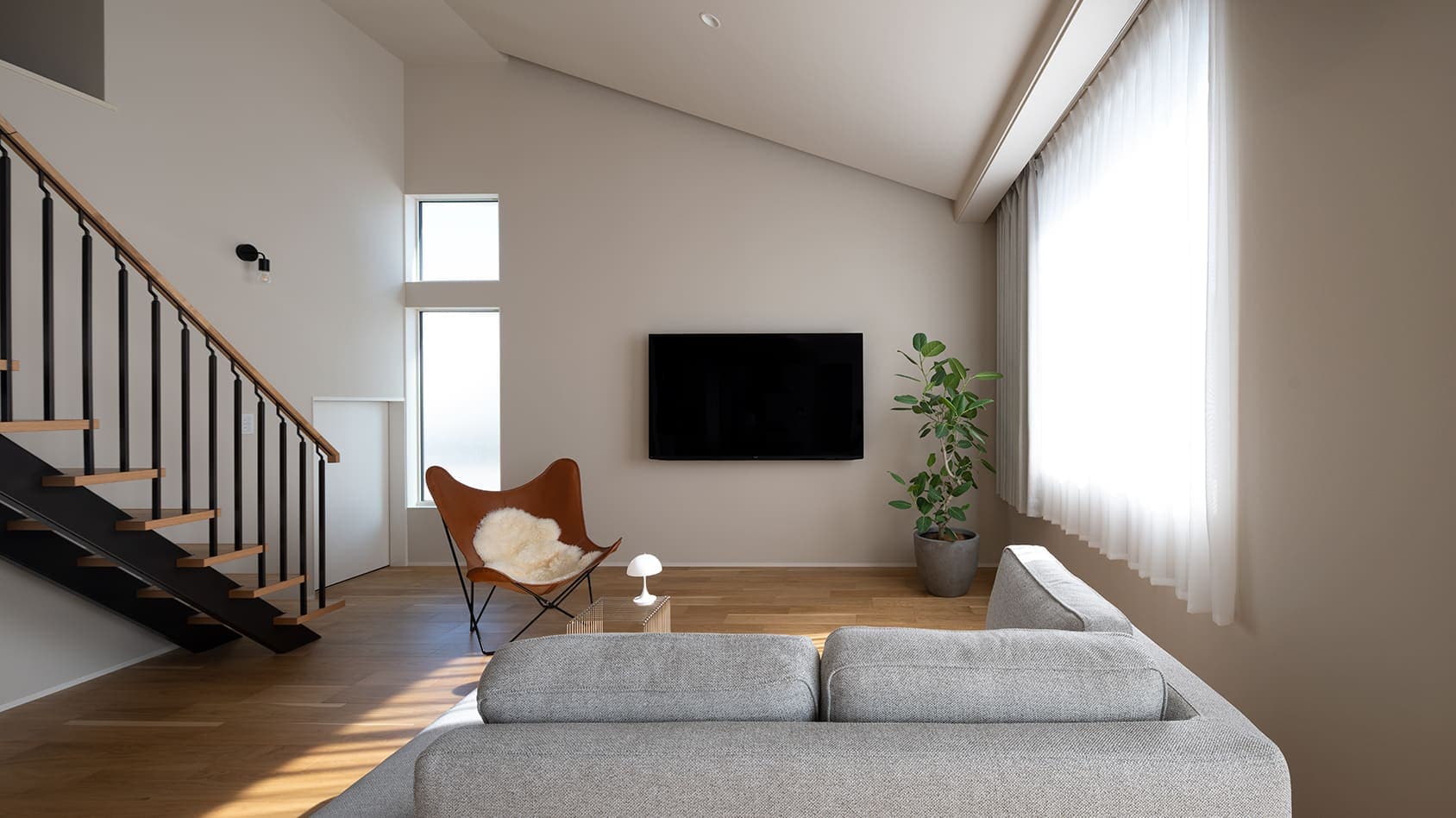 スキップフロアで開放的なLDKと穏やかな時間が流れる1.5階建の「蔵のある平屋」の様子