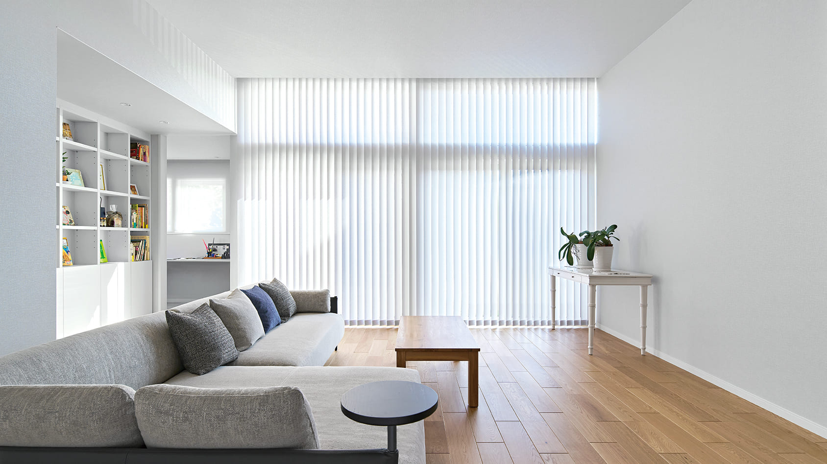 リビングと書斎を間仕切り シンプルデザインで美しく快適に住まう平屋の様子