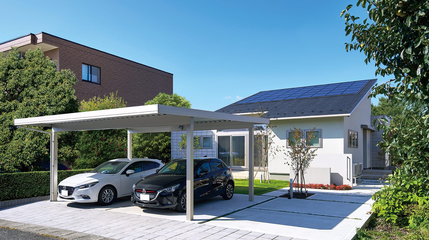 リビングと書斎を間仕切り シンプルデザインで美しく快適に住まう平屋の様子