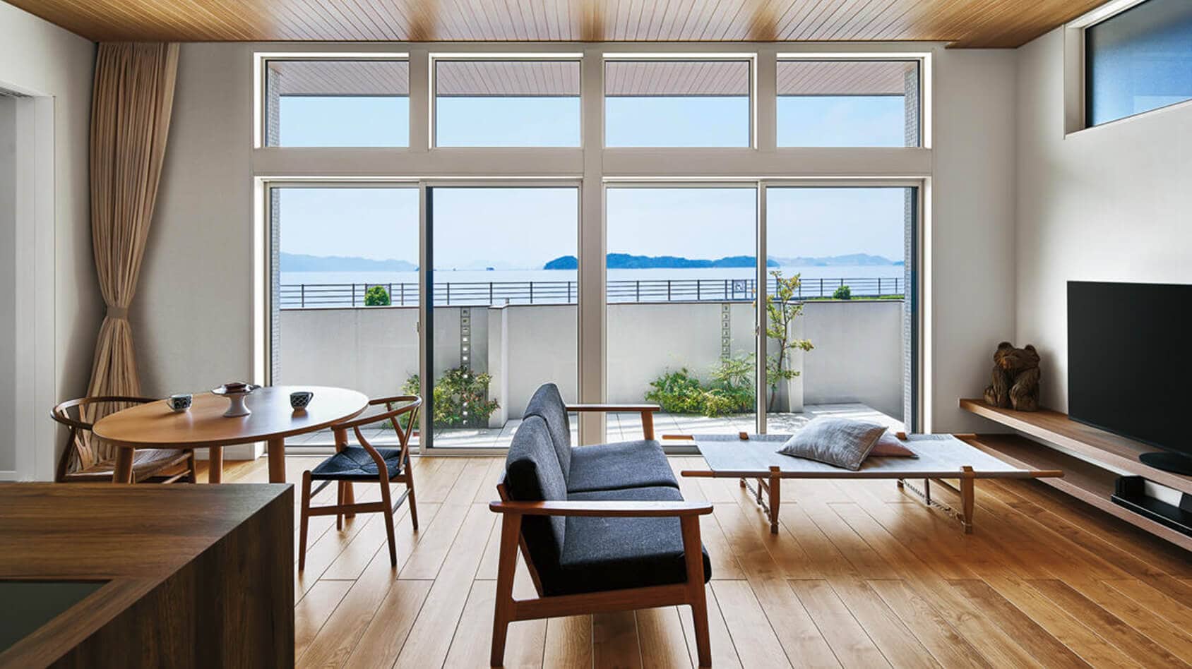 瀬戸内海の絶景を一望する高天井で日常の暮らしがリゾートになる平屋の様子