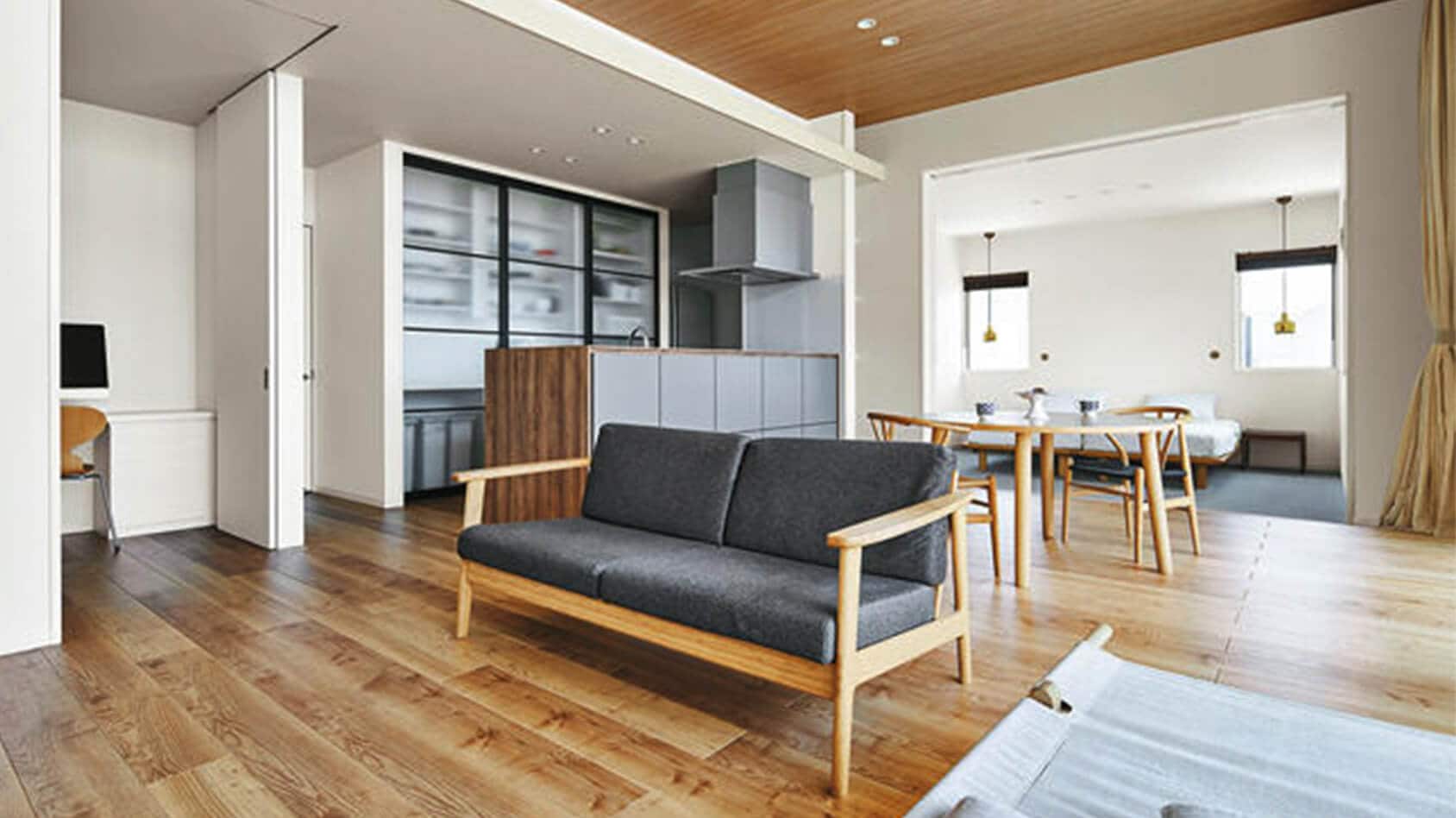 瀬戸内海の絶景を一望する高天井で日常の暮らしがリゾートになる平屋の様子