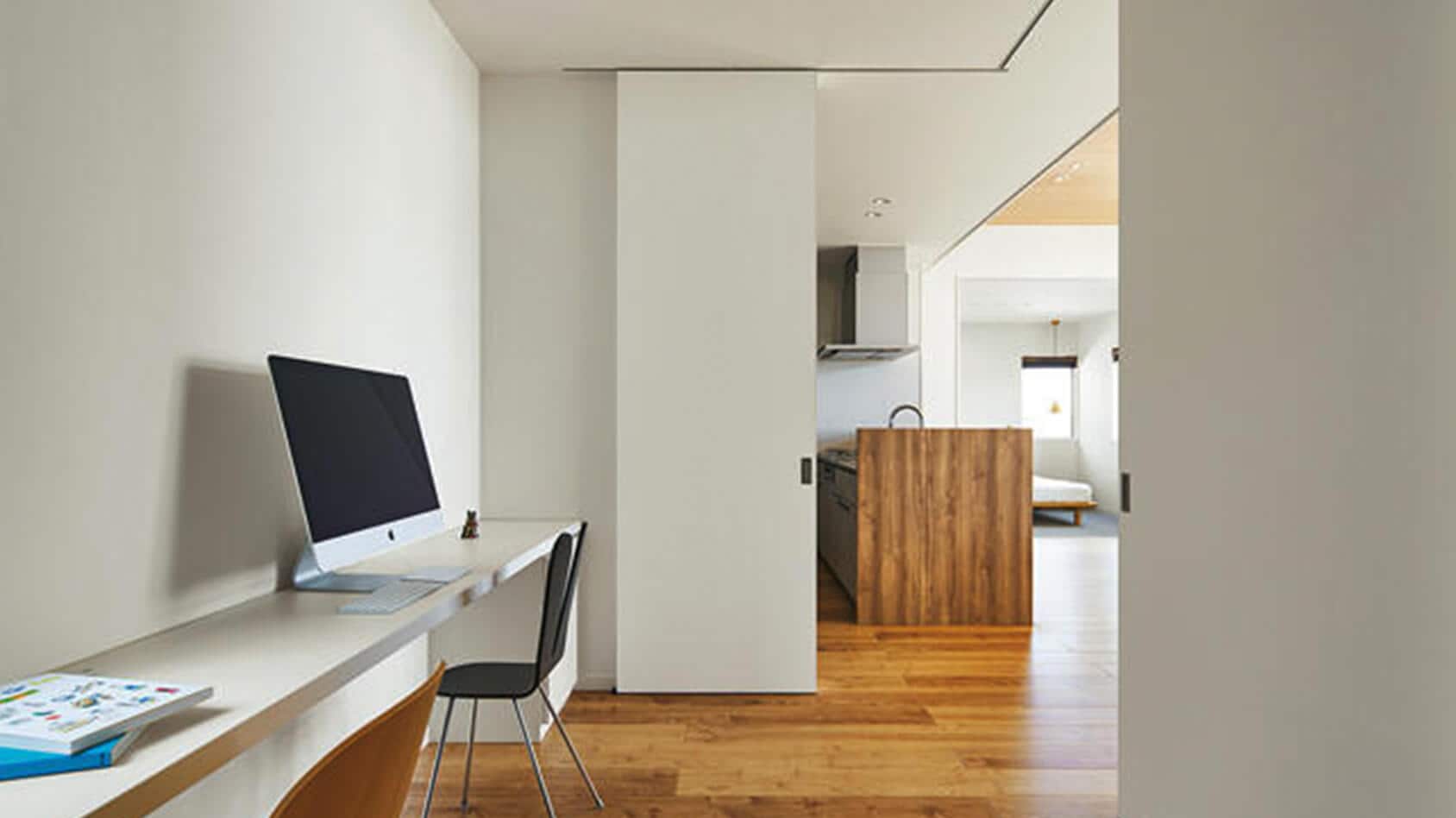 瀬戸内海の絶景を一望する高天井で日常の暮らしがリゾートになる平屋の様子