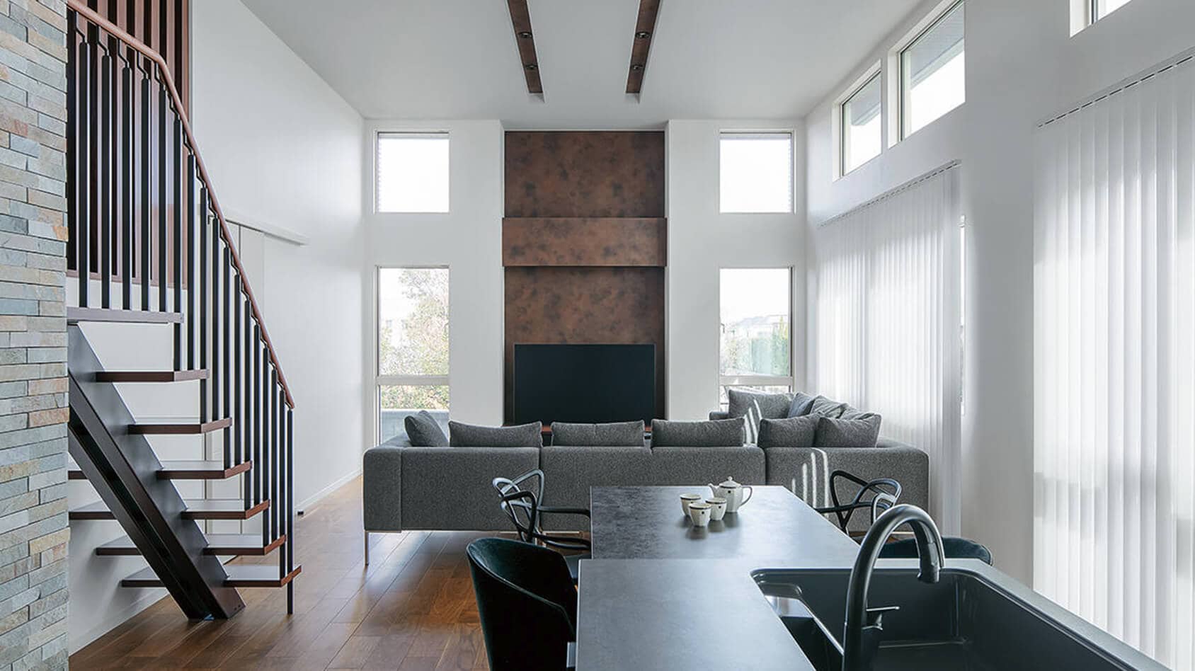 ホテルのような美しいリビングと高い天井の開放感あふれる平屋の様子