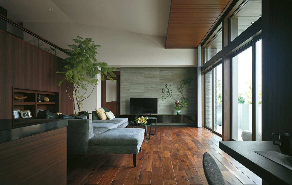 「光」と「風」が心地よくつながりも育まむ高天井空間の室内