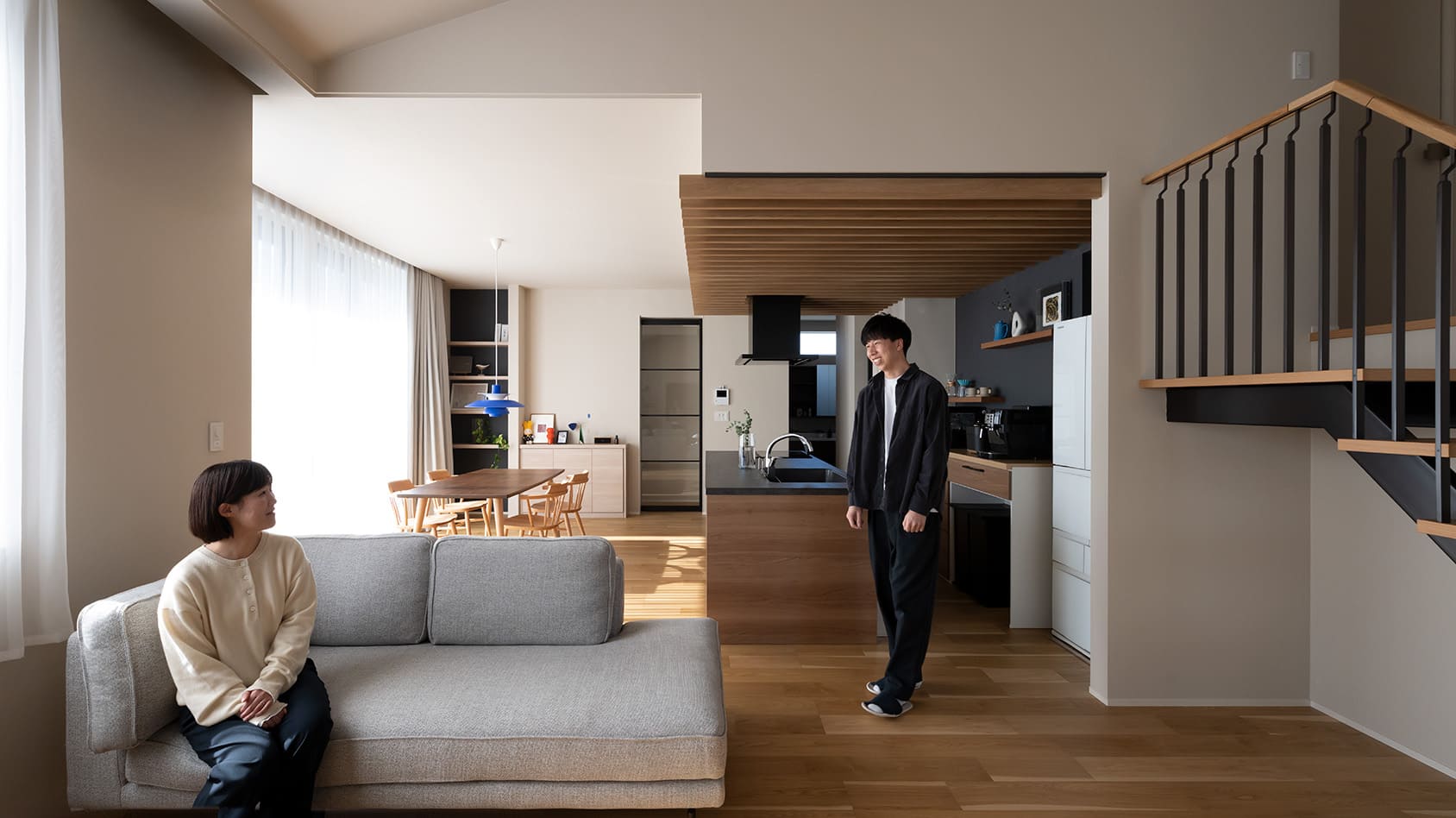 スキップフロアで開放的なLDKと穏やかな時間が流れる1.5階建の「蔵のある平屋」の様子